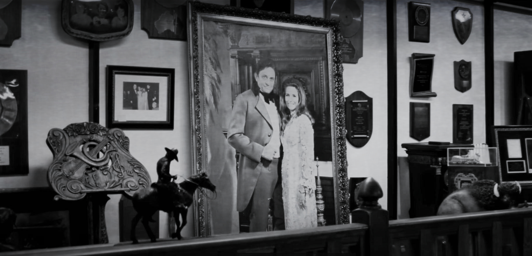 Johnny e June Carter Cash em preto e branco, no clipe de “Hurt”